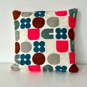 Coussin Pénélope carré, brodé motif géométrique multicolore, Sentou Edition