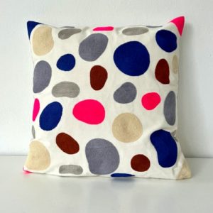 Coussin Pénélope carré, brodé motif géométrique multicolore, Sentou Edition