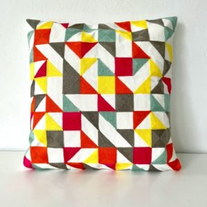 Coussin Pénélope carré, brodé motif géométrique multicolore, Sentou Edition