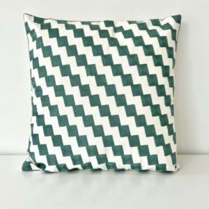 Coussin Pénélope carré, broderie géométrique bleu pétrole, Sentou Edition