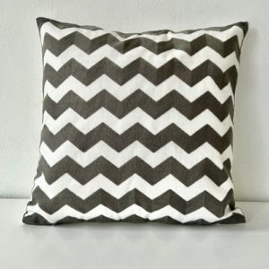 Coussin Pénélope carré, brodé motif géométrique gris, Sentou Edition