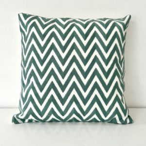 Coussin Pénélope carré, brodé motif géométrique bleu, Sentou Edition