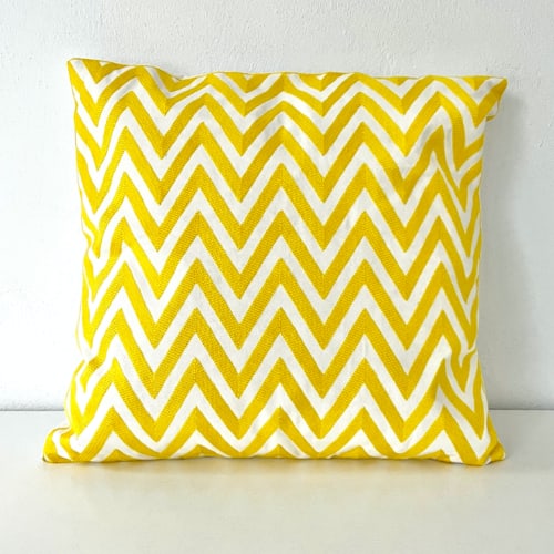 Coussin Pénélope carré, brodé motif géométrique jaune, Sentou Edition