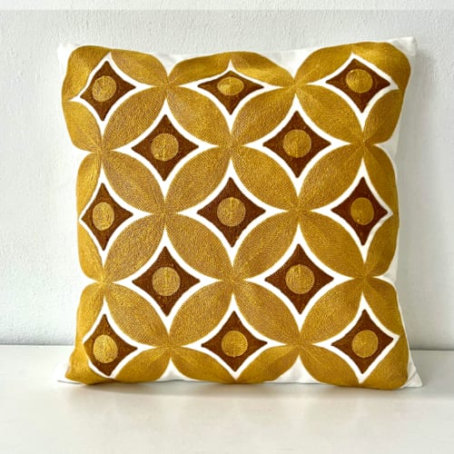 Coussin Pénélope carré, brodé motif géométrique ocre clair, Sentou Edition