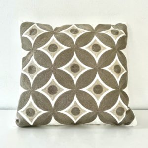 Coussin Pénélope carré, brodé motif géométrique gris et beige, Sentou Edition