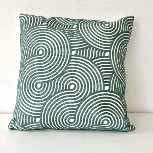 Coussin Pénélope carré, brodé motif géométrique vert, Sentou Edition