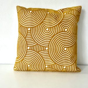 Coussin Pénélope carré, brodé motif géométrique ocre, Sentou Edition