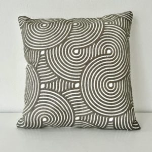 Coussin Pénélope carré, brodé motif géométrique vert, Sentou Edition