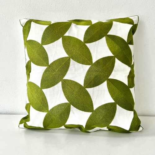 Coussin Pénélope carré, brodé motif géométrique vert, Sentou Edition