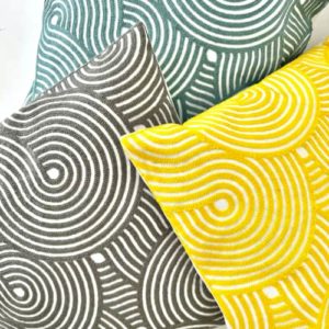 Coussins Pénélope carrés, broderies géométriques multicolores, Sentou Edition